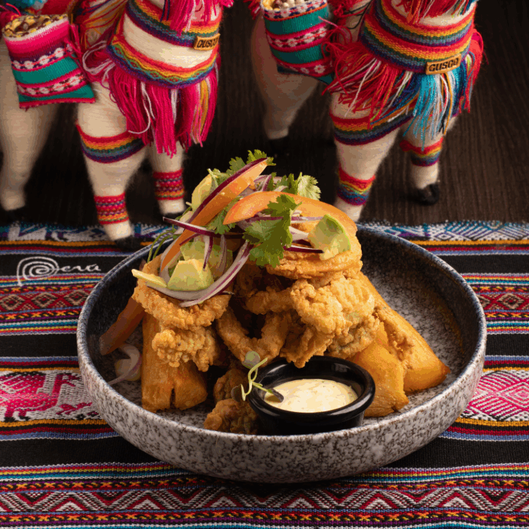 Jalea y chicharrón de pescado peruano servido en Misky Hallpa, Alcalá de Henares