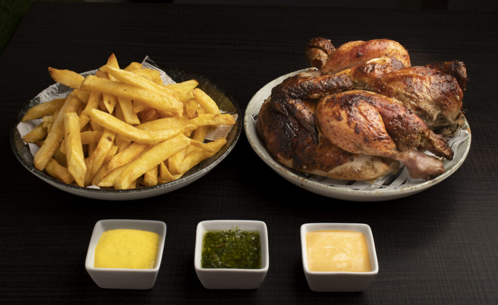 Pollo a la brasa peruano servido en Misky Hallpa, Alcalá de Henares